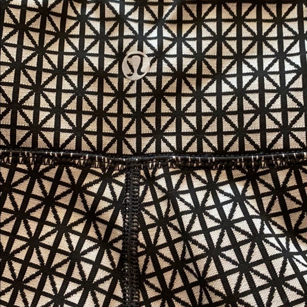 Size 4 black diamond lululemon leggings yoga pants - Picture 1 of 4